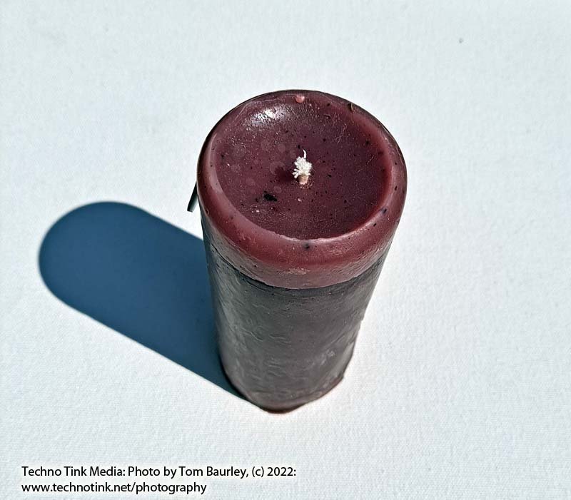 Small purple pillar candle with lavender scent - Image 4