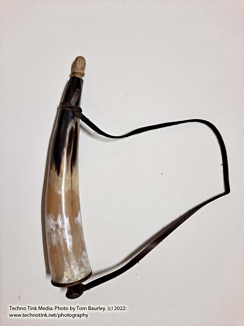 Medium Straight White/Tan/Brown Powder Horn - Image 2