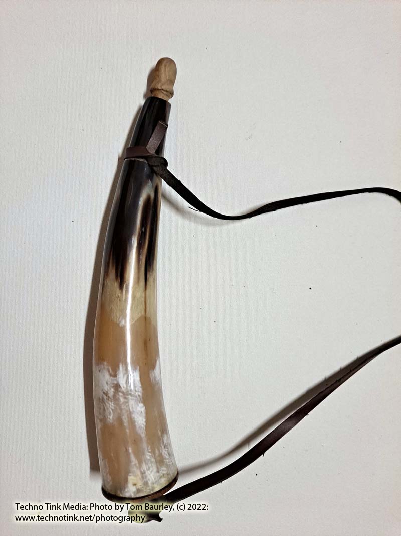 Medium Straight White/Tan/Brown Powder Horn - Image 3