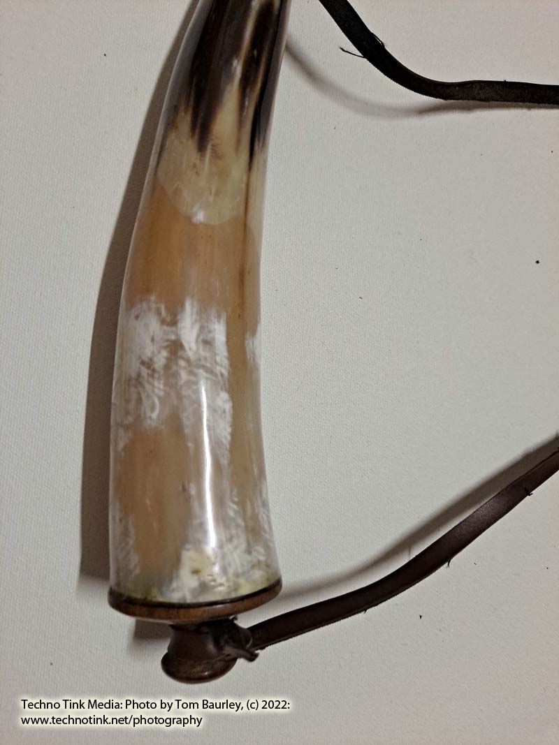 Medium Straight White/Tan/Brown Powder Horn - Image 5