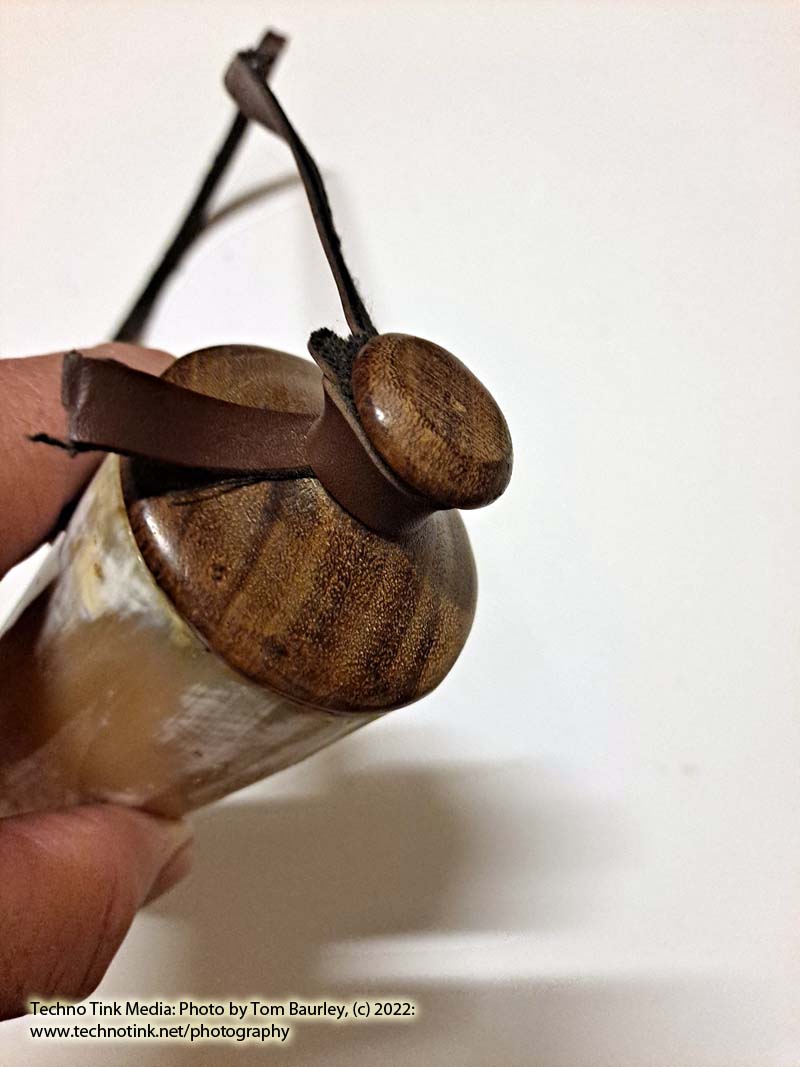 Medium Straight White/Tan/Brown Powder Horn - Image 6
