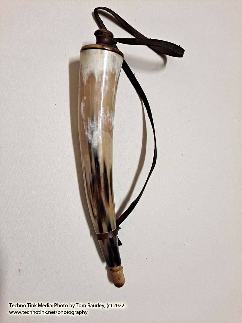 Medium Straight White/Tan/Brown Powder Horn