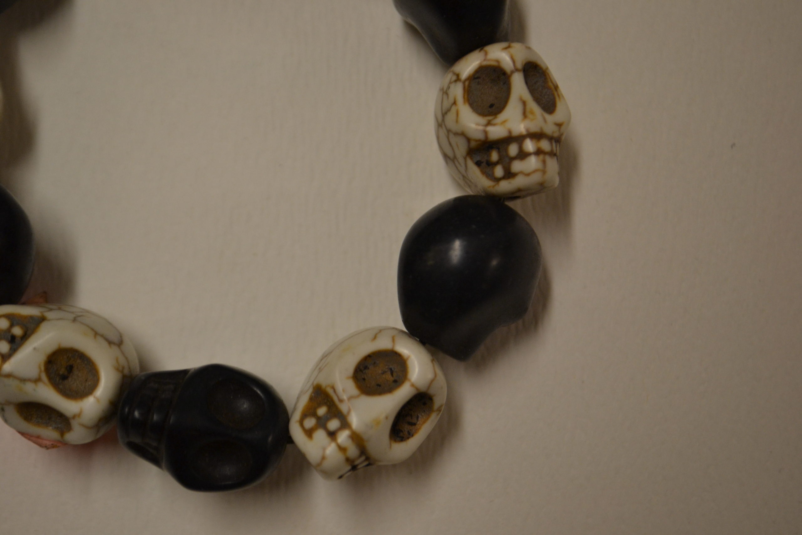 Small Black and white skull magnesite bead bracelet - Image 4