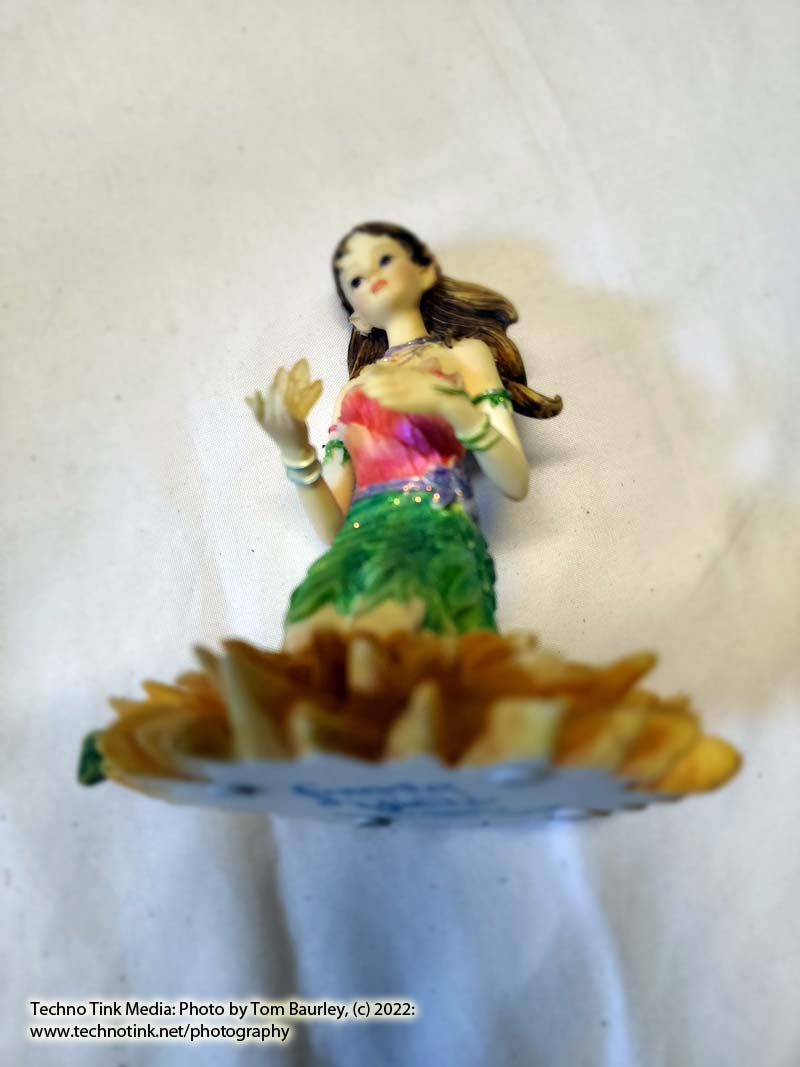 Faerie Glen Chrysanthia Sunflower Fairy (missing wings) - Image 9