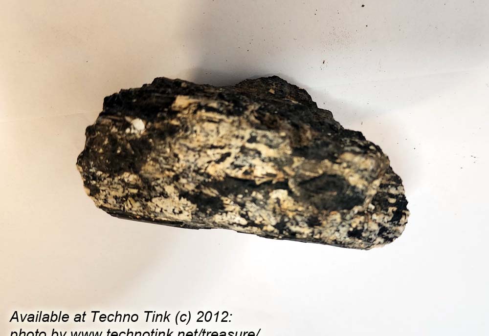 Raw chunk of Black Tourmaline 4x3x2 - Image 9