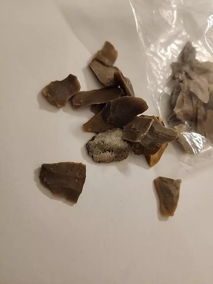 bag of medium chert flakes and chips approx 5 oz