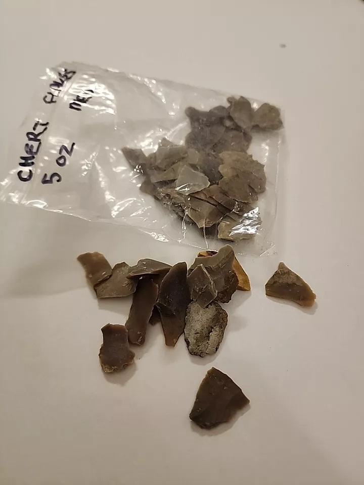 bag of medium chert flakes and chips approx 5 oz - Image 3